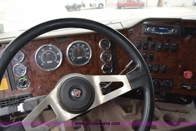 image for item K2353 2007 International 9400 semi truck