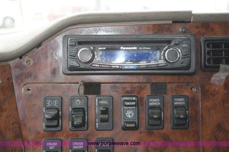 image for item K2353 2007 International 9400 semi truck