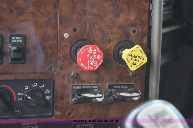 image for item K2353 2007 International 9400 semi truck