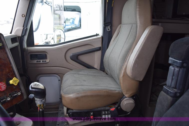 image for item K2353 2007 International 9400 semi truck