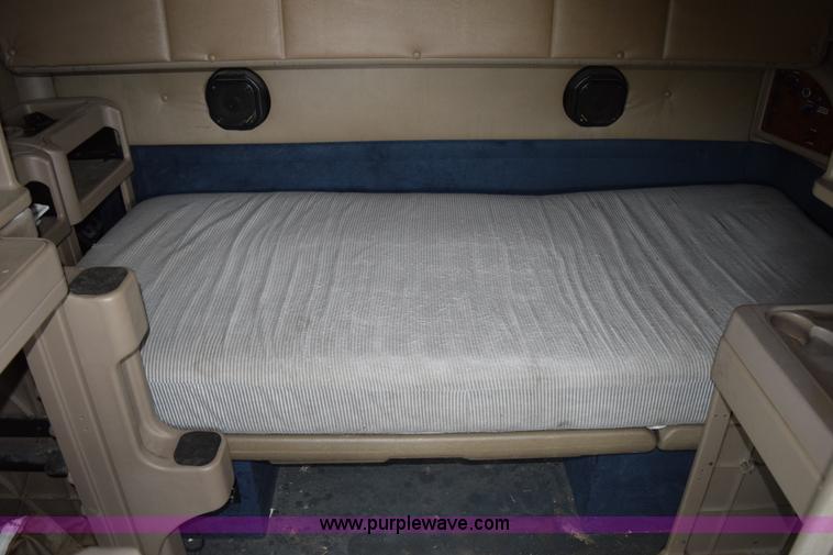 image for item K2353 2007 International 9400 semi truck