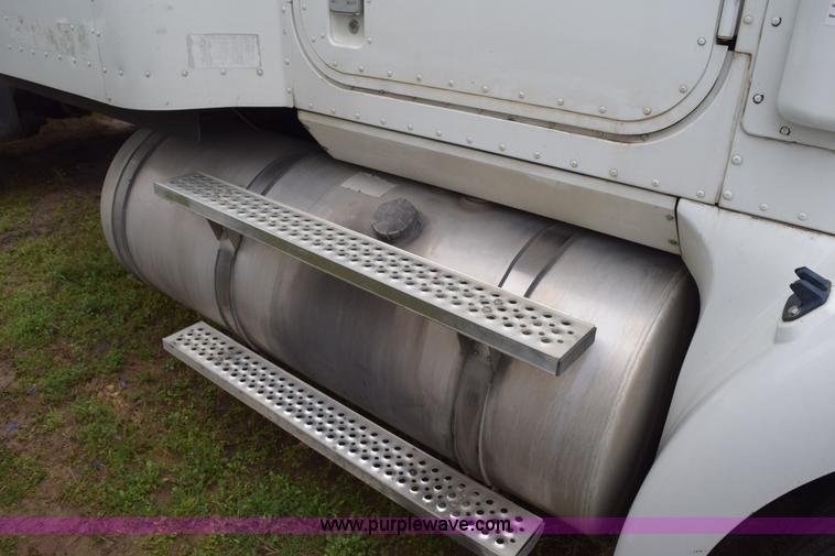 image for item K2353 2007 International 9400 semi truck