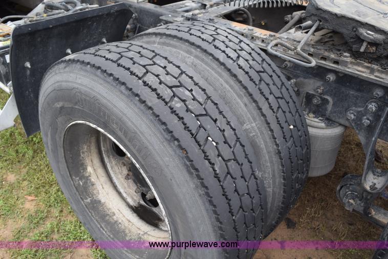 image for item K2353 2007 International 9400 semi truck