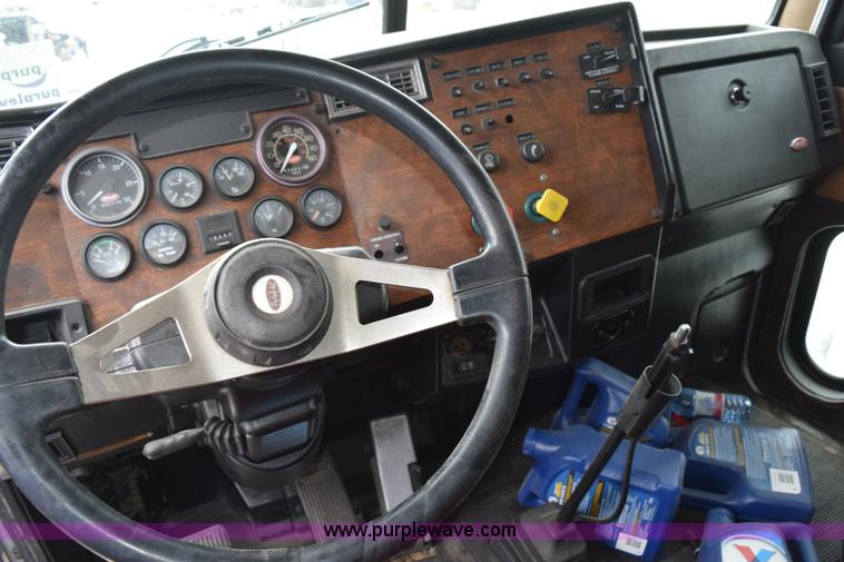 image for item K2354 1999 Peterbilt 377 semi truck