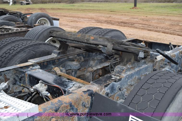 image for item K2354 1999 Peterbilt 377 semi truck