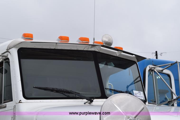 image for item K2354 1999 Peterbilt 377 semi truck