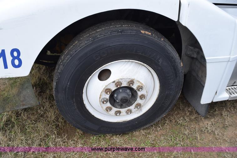 image for item K2354 1999 Peterbilt 377 semi truck