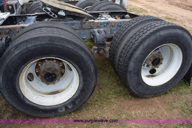 image for item K2354 1999 Peterbilt 377 semi truck