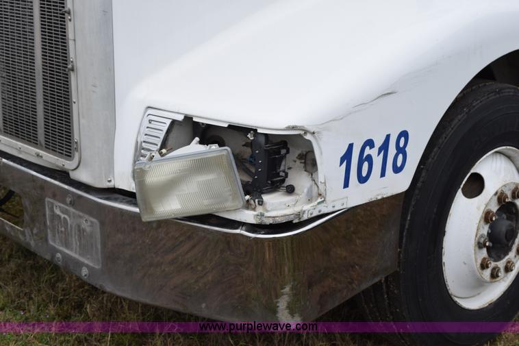 image for item K2354 1999 Peterbilt 377 semi truck