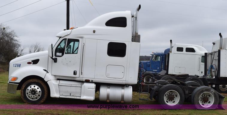 image for item K2355 2001 Peterbilt 387 semi truck