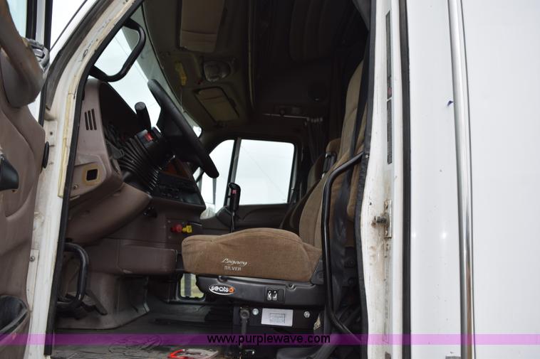 image for item K2355 2001 Peterbilt 387 semi truck