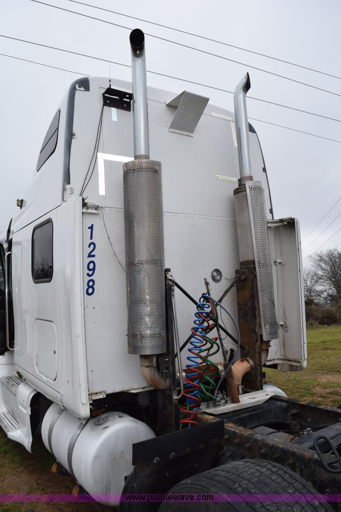 image for item K2355 2001 Peterbilt 387 semi truck