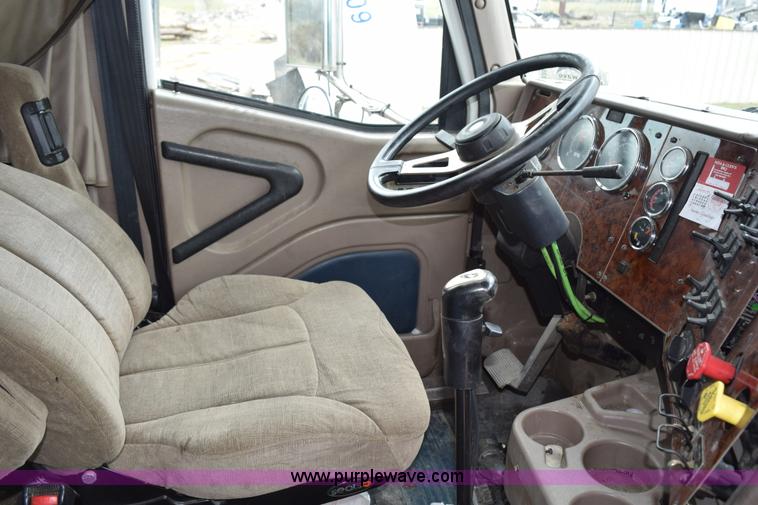 image for item K2356 2007 International 9400i semi truck