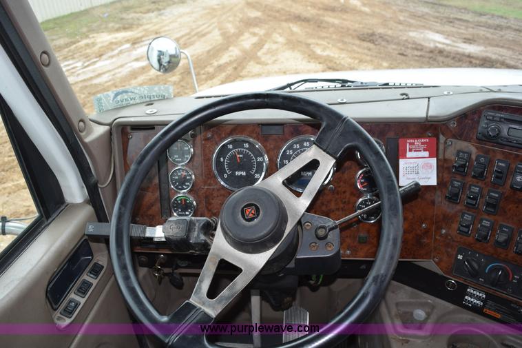 image for item K2356 2007 International 9400i semi truck