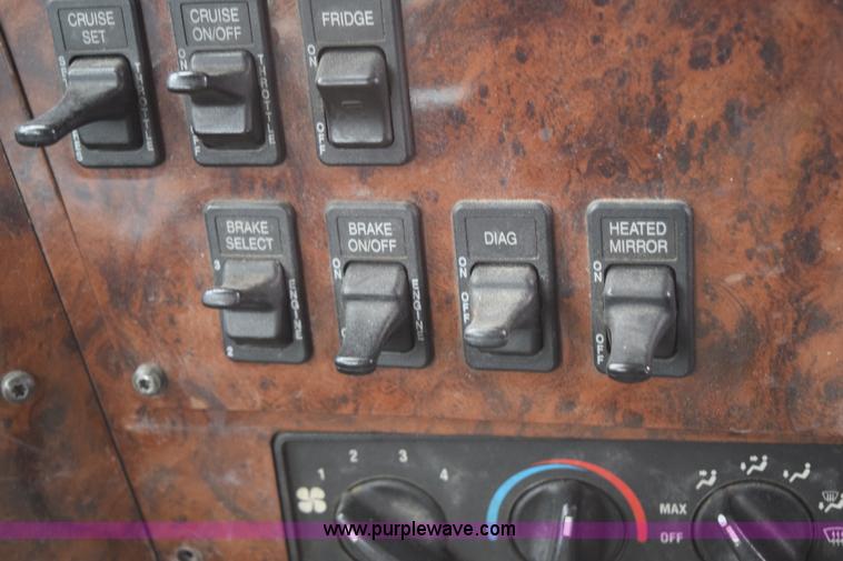 image for item K2356 2007 International 9400i semi truck