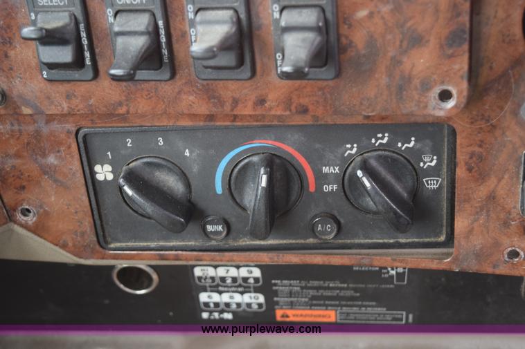 image for item K2356 2007 International 9400i semi truck