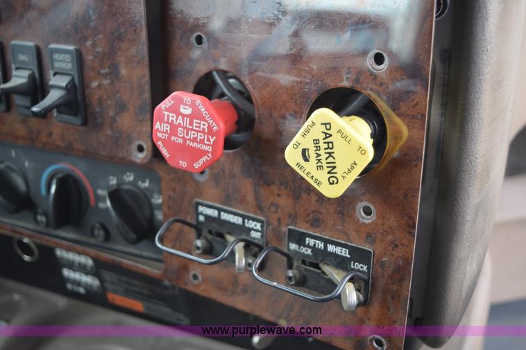 image for item K2356 2007 International 9400i semi truck