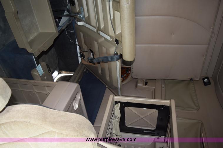 image for item K2356 2007 International 9400i semi truck