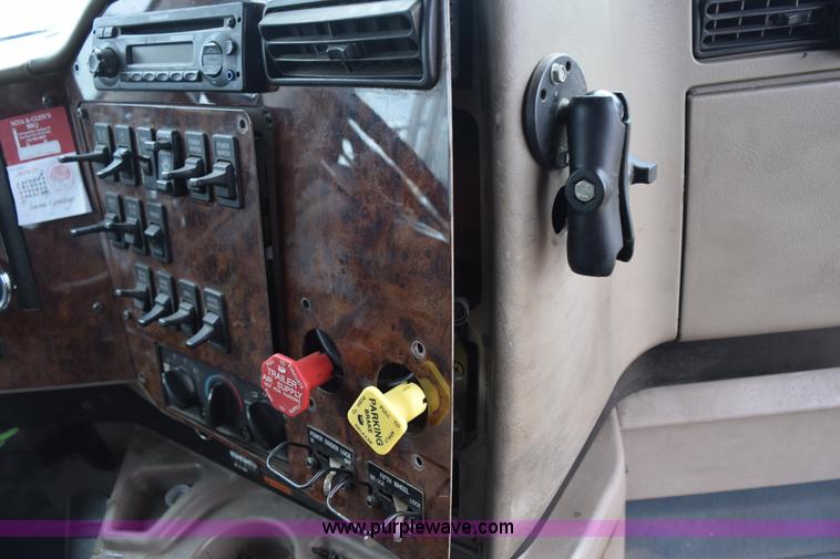 image for item K2356 2007 International 9400i semi truck