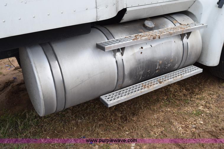 image for item K2356 2007 International 9400i semi truck