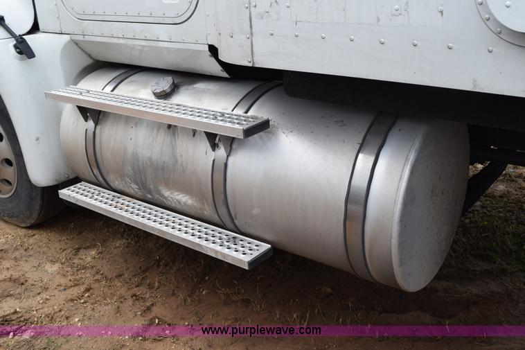 image for item K2356 2007 International 9400i semi truck