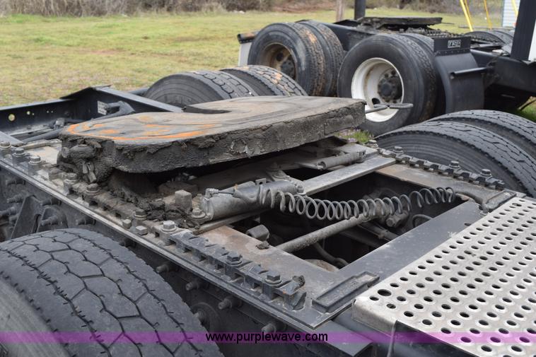 image for item K2356 2007 International 9400i semi truck