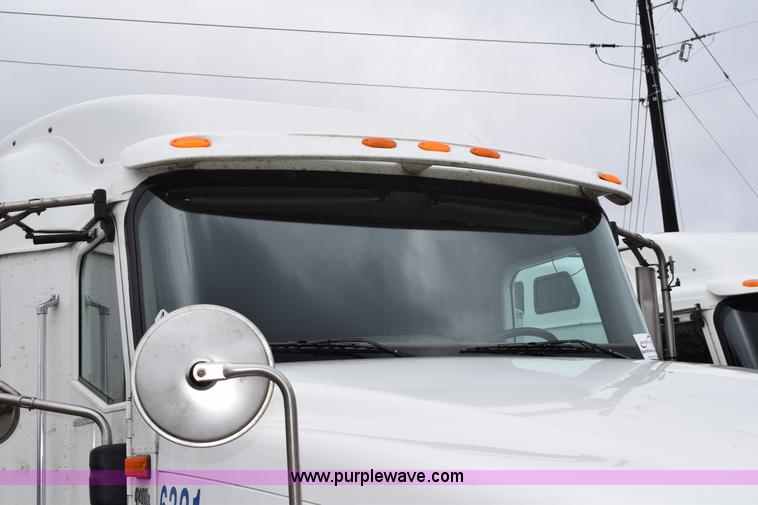 image for item K2356 2007 International 9400i semi truck