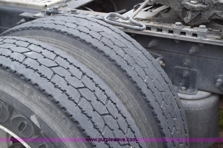 image for item K2356 2007 International 9400i semi truck