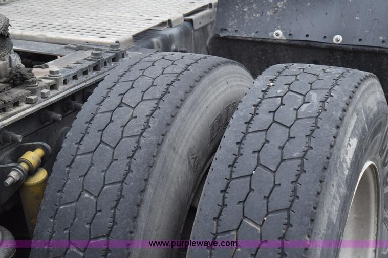 image for item K2356 2007 International 9400i semi truck