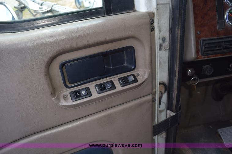 image for item K2357 2007 International 9400i semi truck