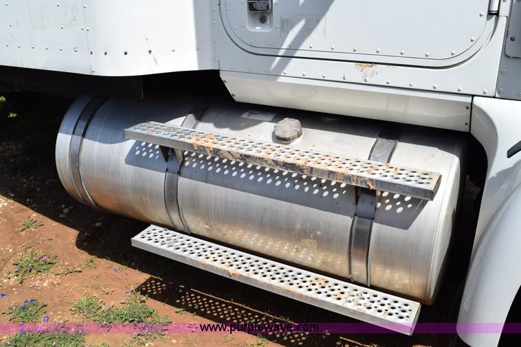 image for item K2357 2007 International 9400i semi truck