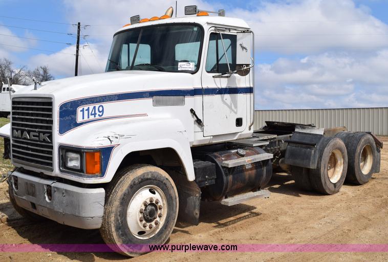 image for item K2358 1996 Mack CH613 semi truck