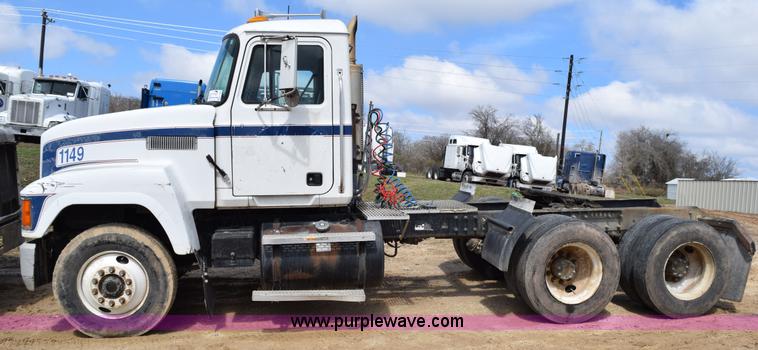 image for item K2358 1996 Mack CH613 semi truck