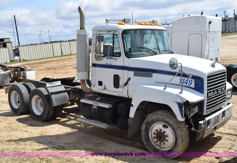 image for item K2358 1996 Mack CH613 semi truck