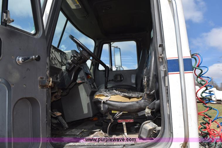 image for item K2358 1996 Mack CH613 semi truck