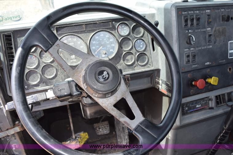 image for item K2358 1996 Mack CH613 semi truck