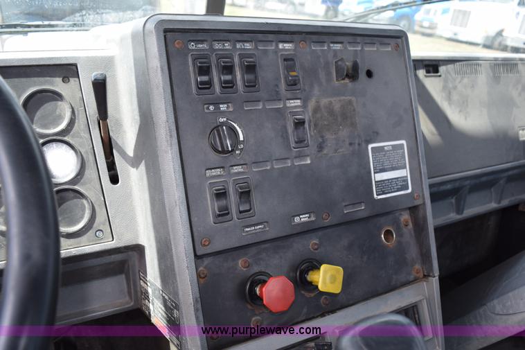 image for item K2358 1996 Mack CH613 semi truck