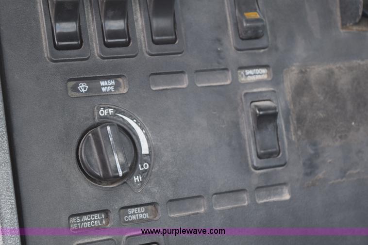 image for item K2358 1996 Mack CH613 semi truck