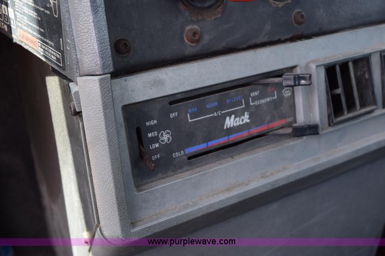 image for item K2358 1996 Mack CH613 semi truck