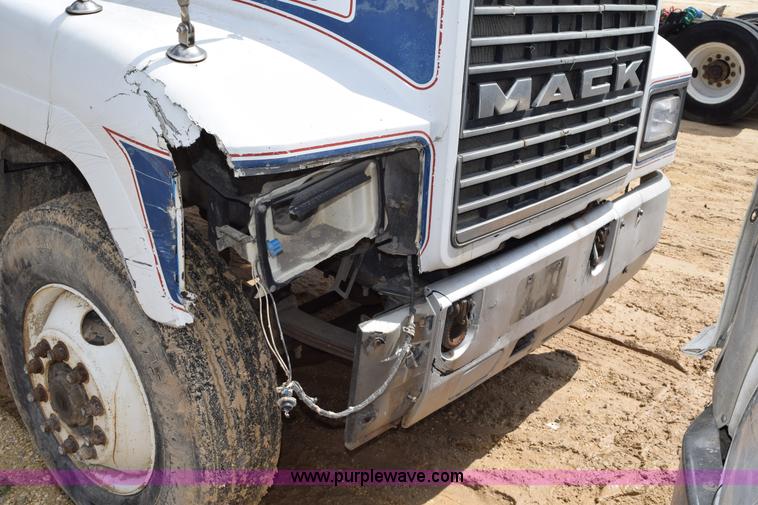 image for item K2358 1996 Mack CH613 semi truck