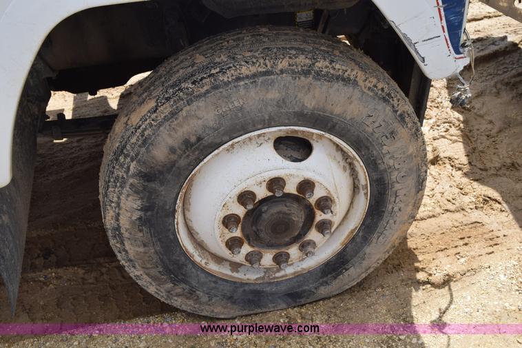 image for item K2358 1996 Mack CH613 semi truck