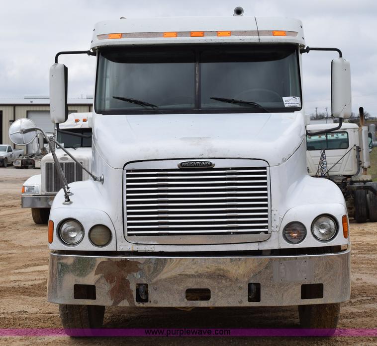 image for item K2359 2001 Freightliner C120 semi truck