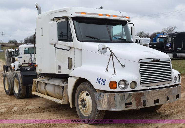image for item K2359 2001 Freightliner C120 semi truck