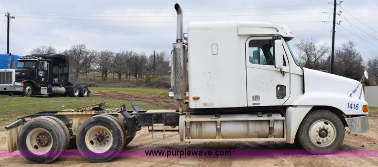 image for item K2359 2001 Freightliner C120 semi truck