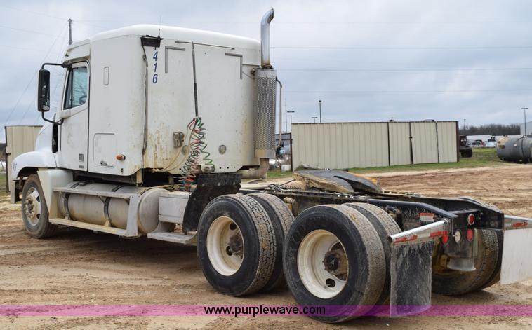 image for item K2359 2001 Freightliner C120 semi truck