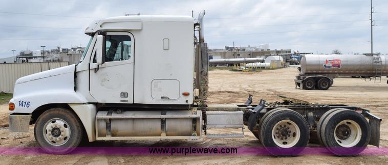 image for item K2359 2001 Freightliner C120 semi truck