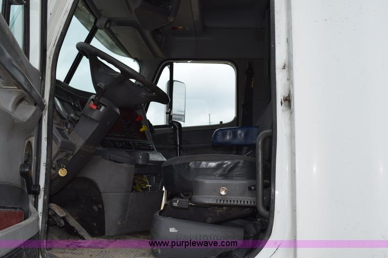 image for item K2359 2001 Freightliner C120 semi truck