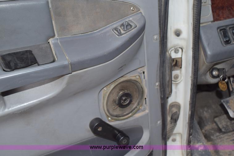 image for item K2359 2001 Freightliner C120 semi truck