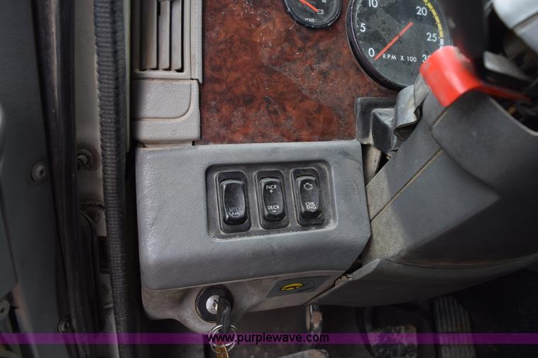 image for item K2359 2001 Freightliner C120 semi truck