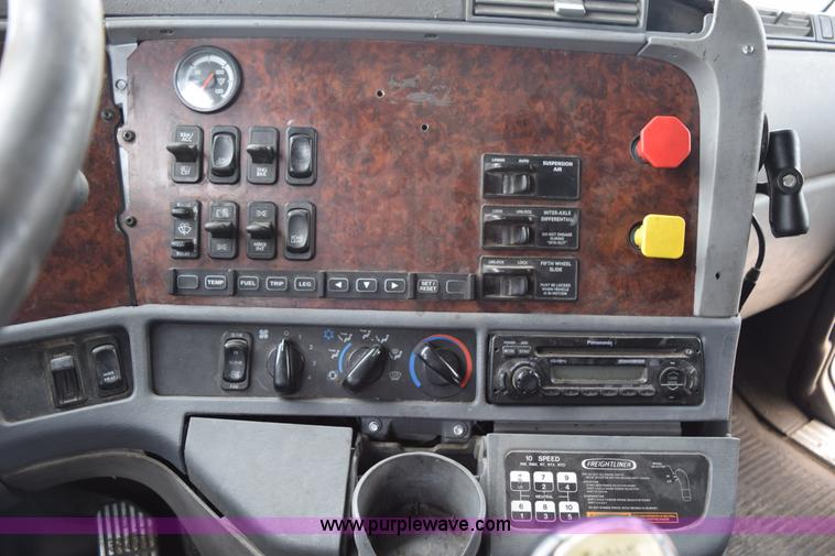 image for item K2359 2001 Freightliner C120 semi truck